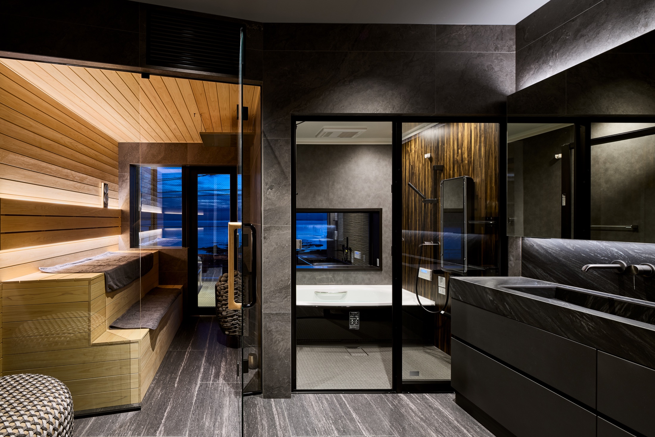 屋内サウナとアイスバスを備えたBROS RESORT KYONANのバスエリア